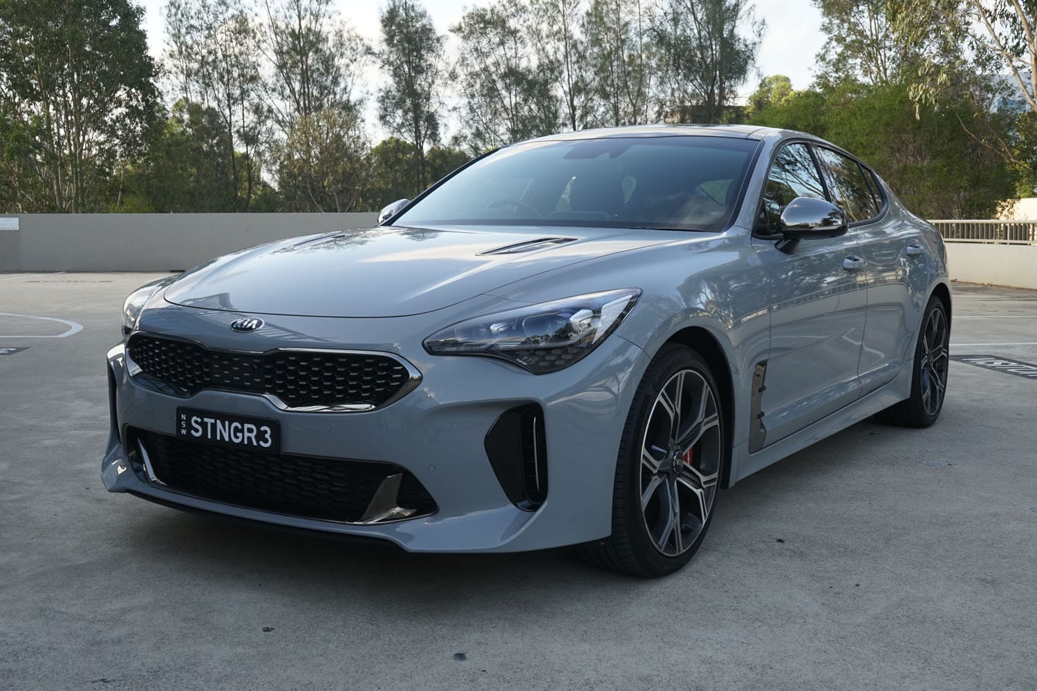 Kia Stinger серый матовый